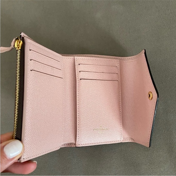 LOUIS VUITTON Monogram Victorine Wallet - Picture 7 of 8